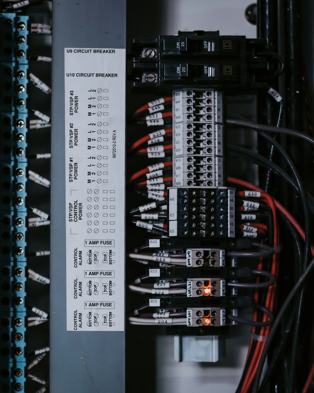 a-close-up-of-a-bunch-of-wires-and-wires-hp0yzstvp-m